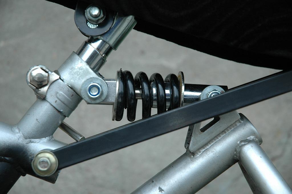 shortbike (30).JPG - cette épure de suspension, ce style, ce montage, cette technologie, les plus grandes marques nous jalouse cette imagination, un amorto qui se fixe sur le tube de selle, fallait oser :)